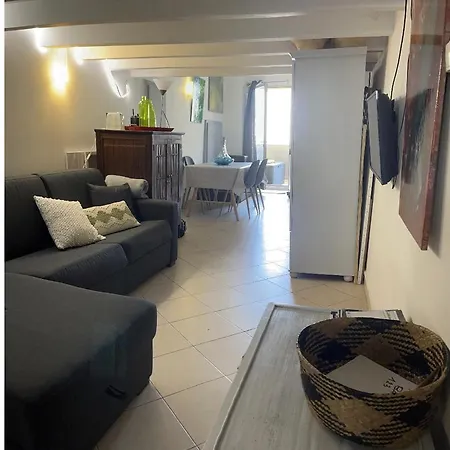 Pres Du Vieux Port Terrasse Vue Degagee Eglise De Saint Jean *