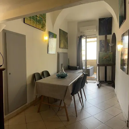 Pres Du Vieux Port Terrasse Vue Degagee Eglise De Saint Jean *