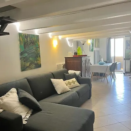 Pres Du Vieux Port Terrasse Vue Degagee Eglise De Saint Jean