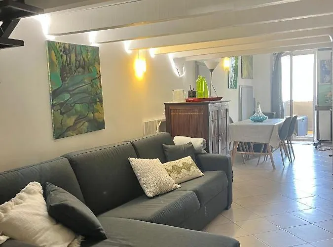 Pres Du Vieux Port Terrasse Vue Degagee Eglise De Saint Jean