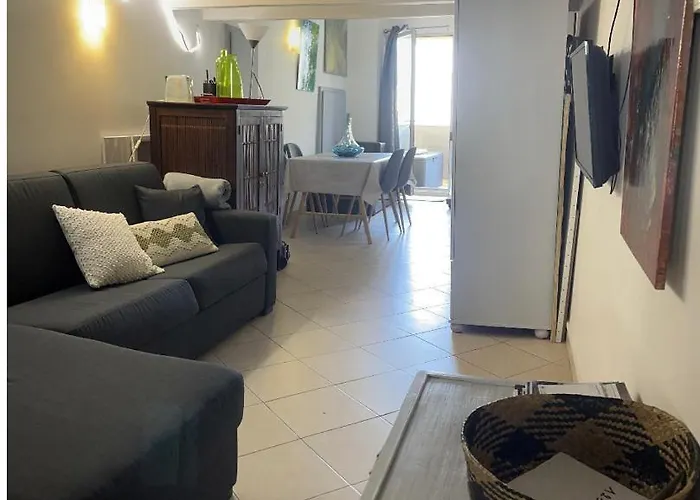 Pres Du Vieux Port Terrasse Vue Degagee Eglise De Saint Jean *